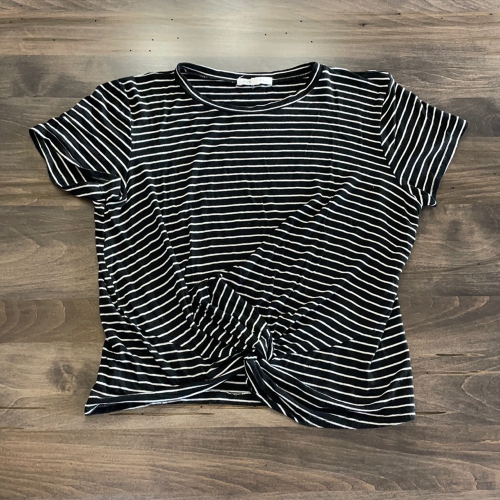 Ultra soft & stretchy T with front twist